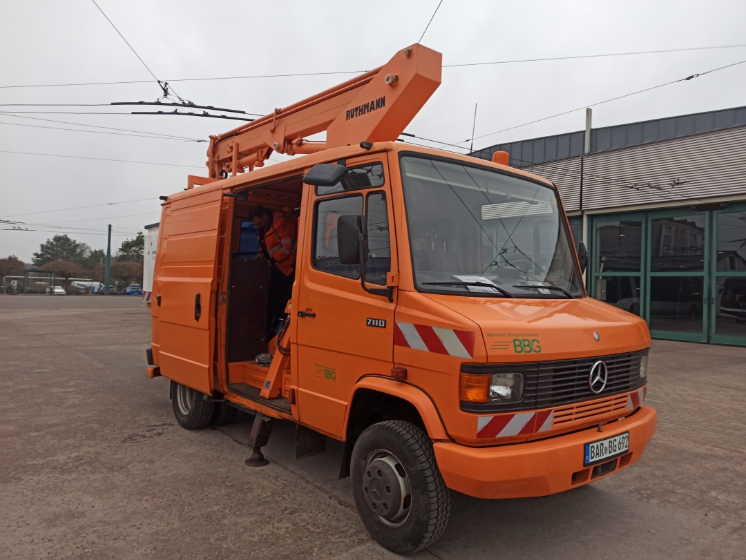 Hubarbeitsbühne vom deutschen Typ RUTHMANN STEIGER® K 105 auf einem geschlossenen Kastenwagen des deutschen Typs MB 711 D-KA auf dem Betriebshof Eberswalde/Nordend